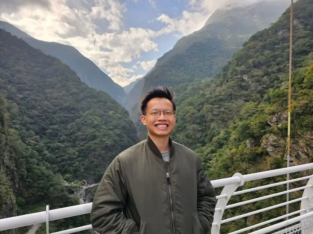 Personal trainer on a travel trip with mountain scenery in the background showcasing active outdoor lifestyle and fitness inspiration